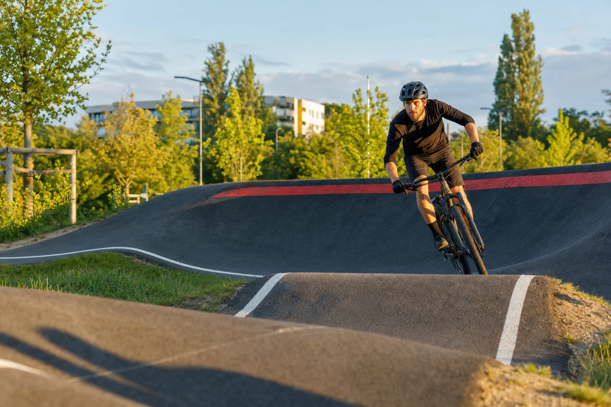 Pump track VTT est-il vraiment accessible avec un vélo classique ?